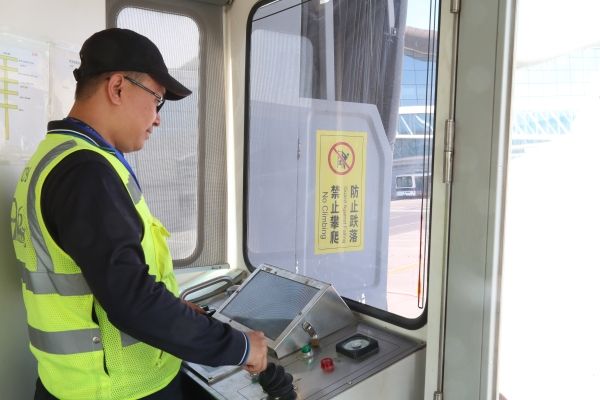 新疆機(jī)場(chǎng)集團(tuán)舉辦登機(jī)橋操作技能大賽-中東空運(yùn)