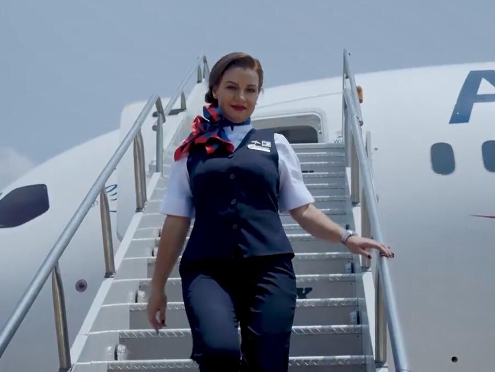 墨西哥航空推出機組成員新制服 空姐不再戴帽子-空運訂艙