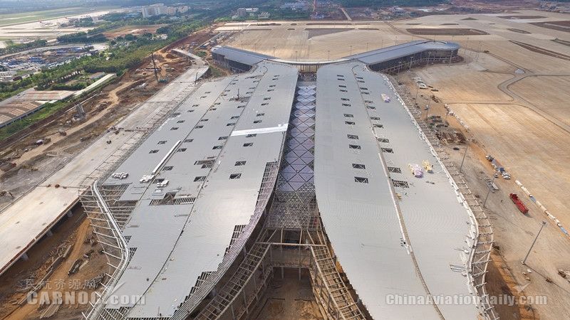 美蘭機(jī)場(chǎng)二期新跑道道面貫通 新航站樓露真容