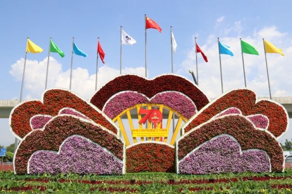 呼和浩特機(jī)場布設(shè)園林景觀為祖國70華誕獻(xiàn)禮