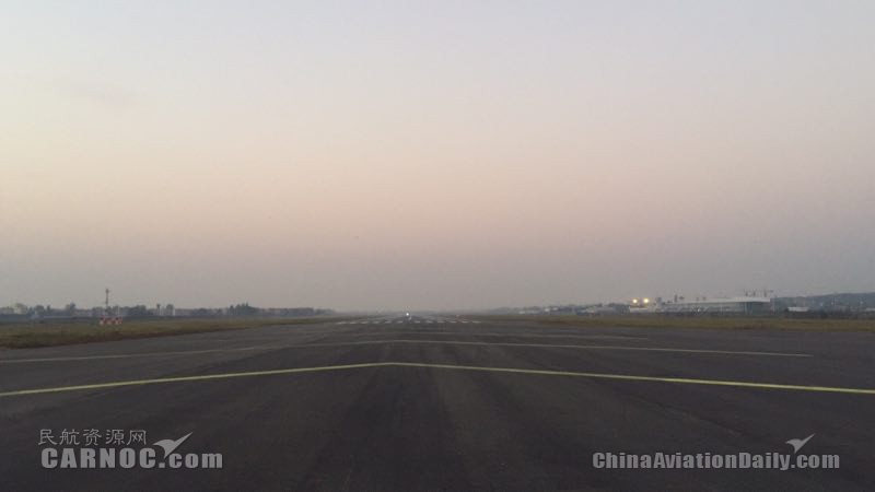 完成跑道延長(zhǎng)段瀝青道面施工2018年10月
襄陽(yáng)機(jī)場(chǎng)供圖