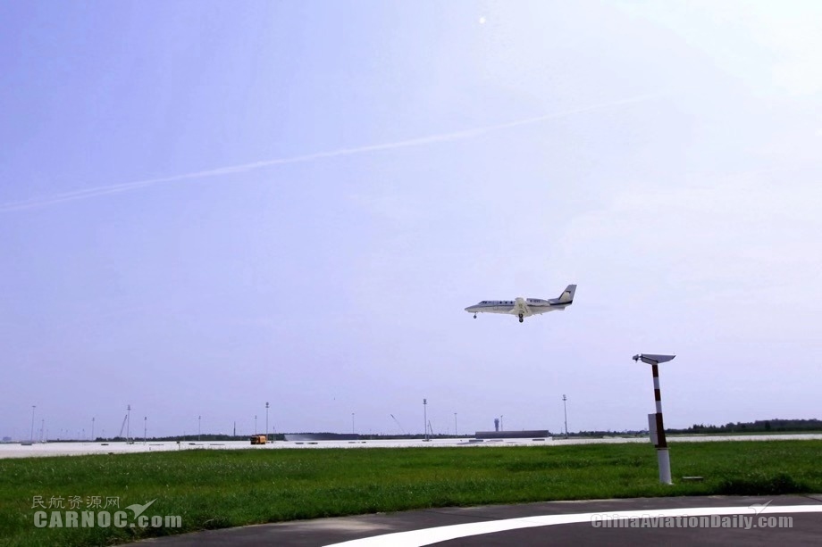 大興國際機(jī)場開展國內(nèi)首次雙機(jī)飛行校驗