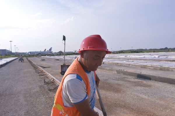 200余人奮戰(zhàn)三峽機(jī)場(chǎng)二期工程一線-日本空運(yùn)