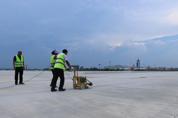 200余人奮戰(zhàn)三峽機(jī)場(chǎng)二期工程一線-日本空運(yùn)