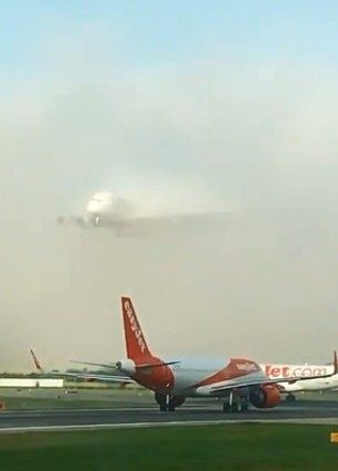 視頻：阿聯(lián)酋航空一架A380沖破濃霧降落英國(guó)機(jī)場(chǎng)