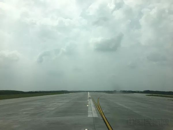 全球首次！大興機(jī)場(chǎng)第二階段飛行校驗(yàn)：雙機(jī)同時(shí)升空-上海國(guó)際快遞