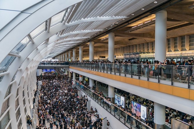 香港機場13日多個航班取消，下午或再有非法集會