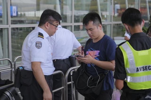 特寫(xiě)：那些在香港國(guó)際機(jī)場(chǎng)急盼回家的旅客