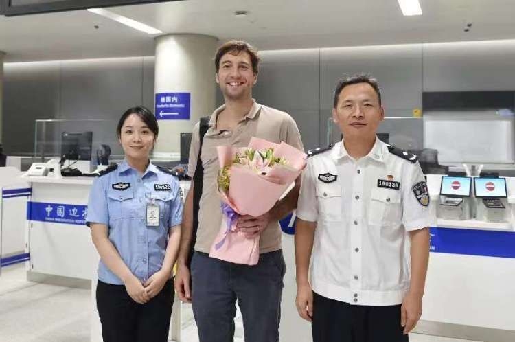 浦東機場衛(wèi)星廳迎來首批出入境中轉旅客：這樣轉機方便多了！