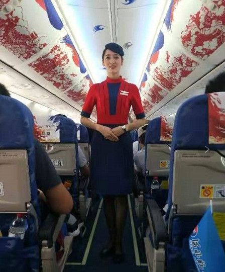 身著河北航空新款制服空乘