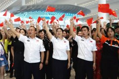 <b>禮贊70年！ 白云安檢唱響《我和我的祖國(guó)》-上?？者\(yùn)</b>