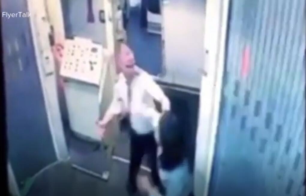 視頻：美國共和航空飛行員與同事在廊橋上斗毆