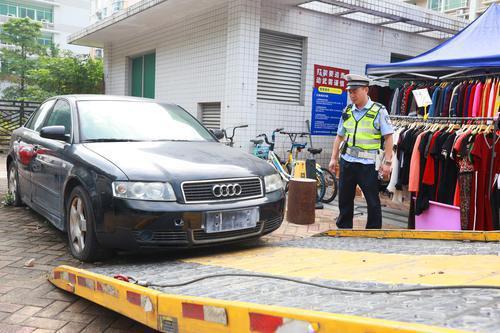 奧迪車(chē)停了兩年沒(méi)人理聯(lián)系不上車(chē)主 警方：拖走