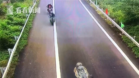 3輛摩托呼嘯而過(guò)！民警眼皮子底下無(wú)證飆車(chē) 拘他
