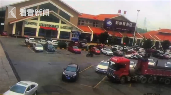 3輛摩托呼嘯而過(guò)！民警眼皮子底下無(wú)證飆車(chē) 拘他