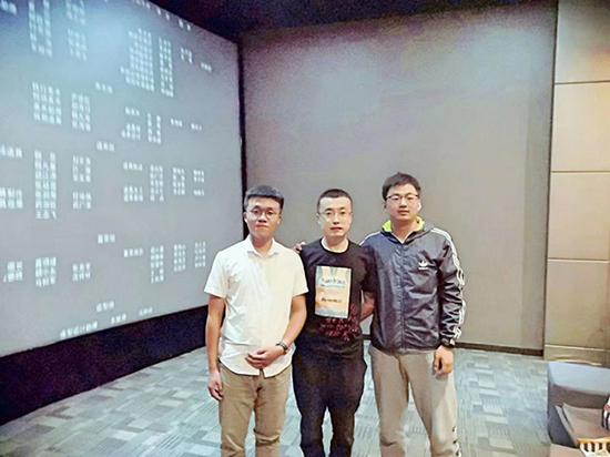 電影結(jié)束后，蘭會云老師（中）與同學(xué)的合影。 蘭會云老師供圖
