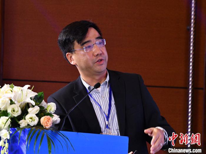 正在發(fā)言的同濟大學德迅教席張思東教授?！⒅铱?攝