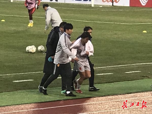 東亞杯首戰(zhàn)平韓國(guó)，中國(guó)女足進(jìn)攻依然沒(méi)辦法，還傷了王霜