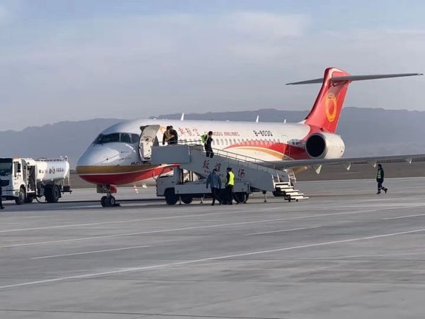 敦煌機(jī)場(chǎng)圓滿保障成都航空ARJ21-700型飛機(jī)訓(xùn)練任務(wù)