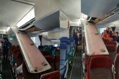 海運(yùn)費(fèi)-LATAM航空客機(jī)行李架底部面板掉落 一乘客輕傷