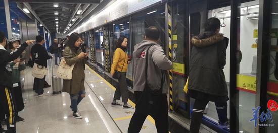 廣州地鐵21號線已發(fā)車 居民起大早飲“頭啖湯”