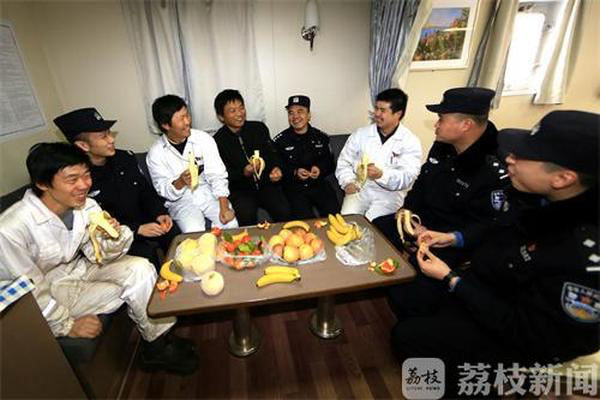 北美國(guó)際空運(yùn)-送“?！鄙洗叿烂窬c中國(guó)船員一起過“小年”
