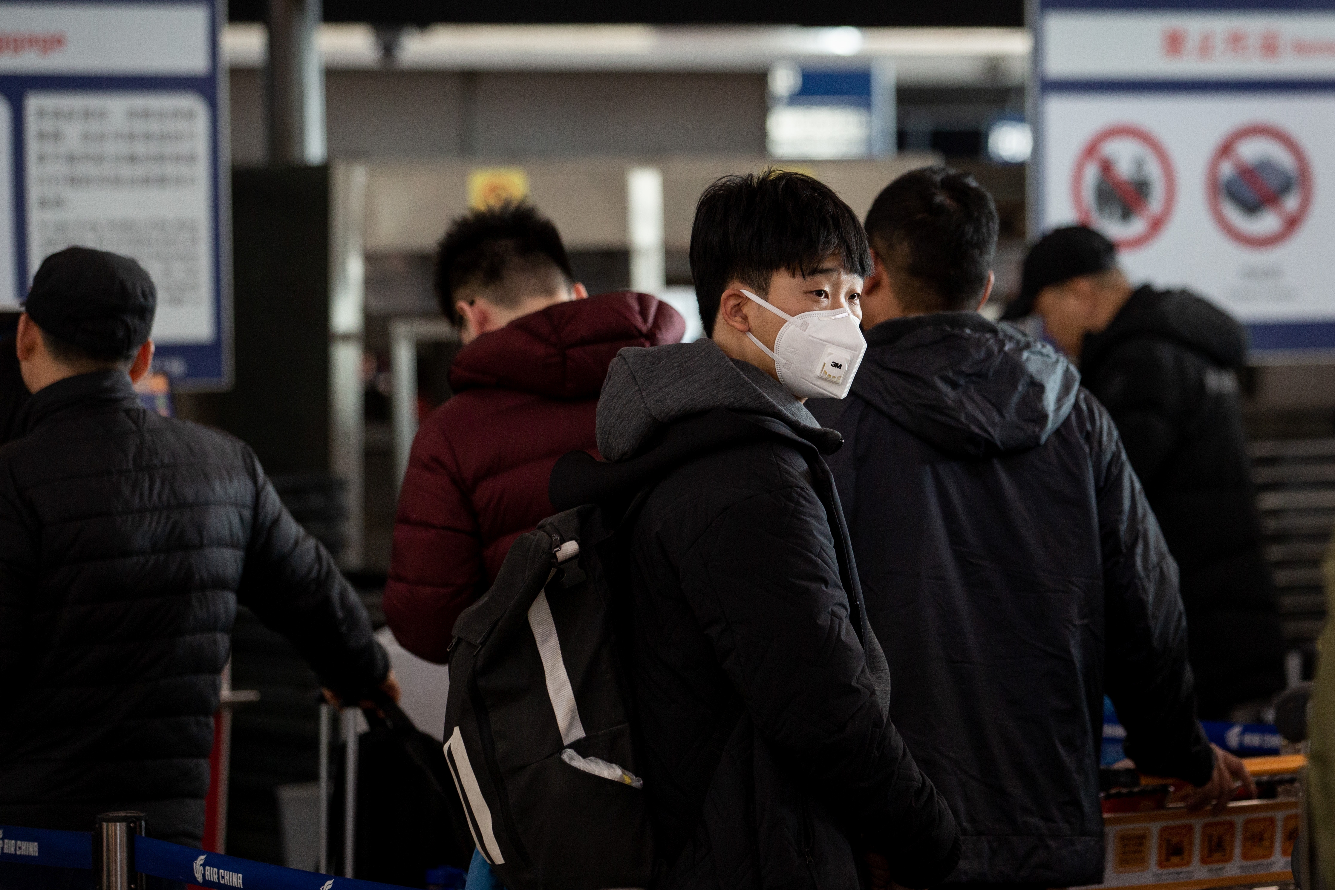 探訪首都機(jī)場(chǎng)：旅客自備口罩，安檢人員稱未收到防控通知