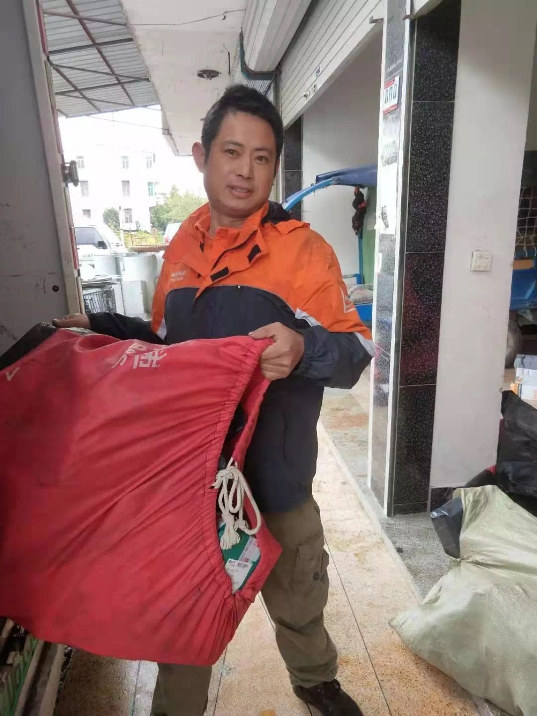 快遞小哥的春節(jié)模式：負(fù)責(zé)人留守派件，發(fā)3倍工資+紅包