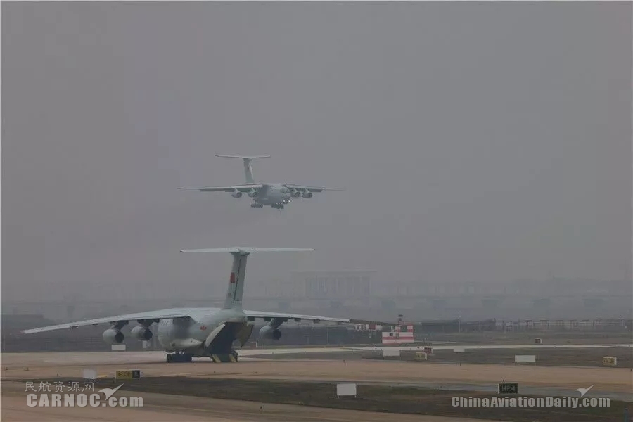 現(xiàn)場視頻：空軍8架伊爾-76運輸機