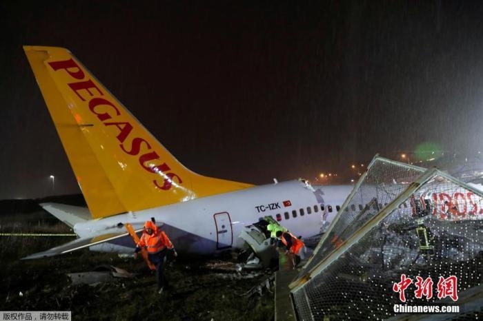 土耳其客機(jī)沖出跑道斷成三截 已致3死179傷