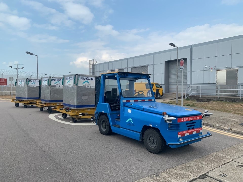 香港機(jī)場(chǎng)無(wú)人物流車(chē)常態(tài)運(yùn)行 不懼風(fēng)雨不停工