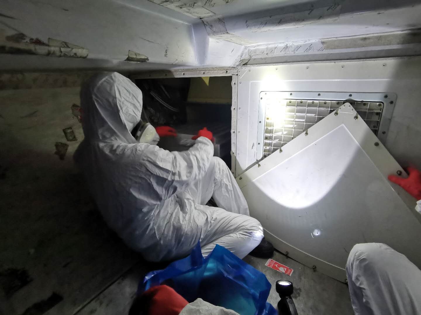 機務(wù)人員正在更換高效空氣過濾裝置（HEPA）