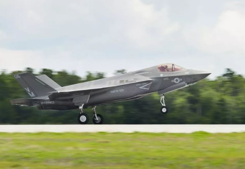 美國海軍陸戰(zhàn)隊(duì)的F-35B參加了航展，另外美國空軍也派出一架F-22參展