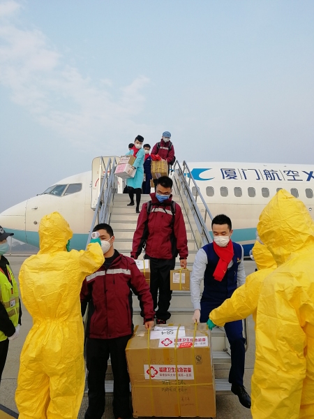 貨代公司-宜昌機場：我們在保障現(xiàn)場，迎接福建醫(yī)療隊到來！