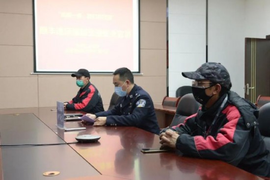 30余名快遞小哥在手機上接到交巡警下的“訂單”，內(nèi)容是……