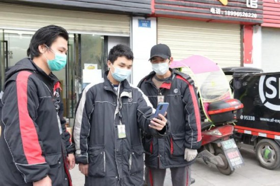 30余名快遞小哥在手機上接到交巡警下的“訂單”，內(nèi)容是……