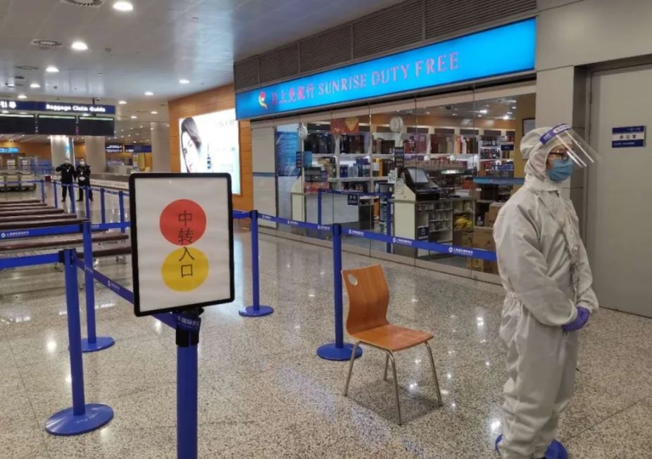 不同顏色標簽的旅客走不同的通道
