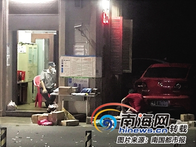 ?？诙鄠€(gè)小區(qū)外設(shè)“快遞臨時(shí)存放點(diǎn)”無(wú)人看管 業(yè)主：化妝品丟了 西瓜也丟了