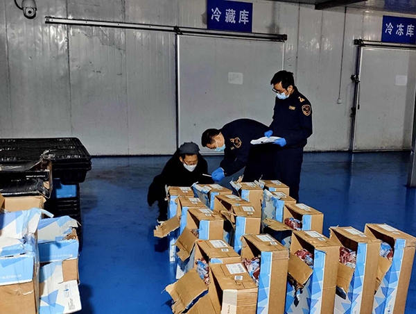 海關全力保障該批冰鮮牛肉順利快速通關。上海海關供圖