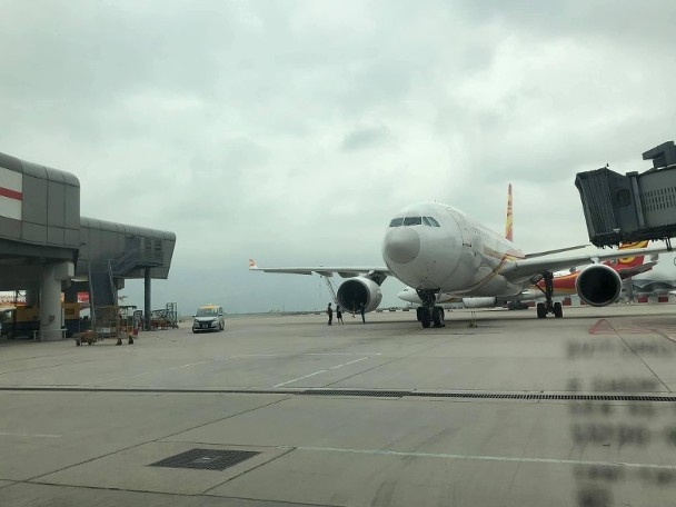 多人違規(guī)進(jìn)入香港機(jī)場(chǎng)停機(jī)坪 坐飛機(jī)引擎上拍照 已開始調(diào)查