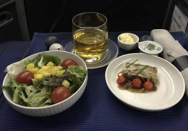 美聯(lián)航宣布降標機上服務(wù)，洲際航線僅提供盒飯