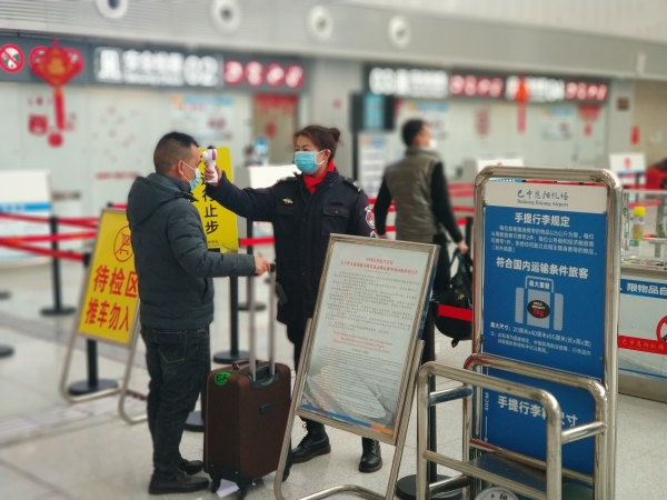 九寨黃龍機(jī)場(chǎng)安檢：在戰(zhàn)“疫”的同時(shí)筑牢安全堤壩