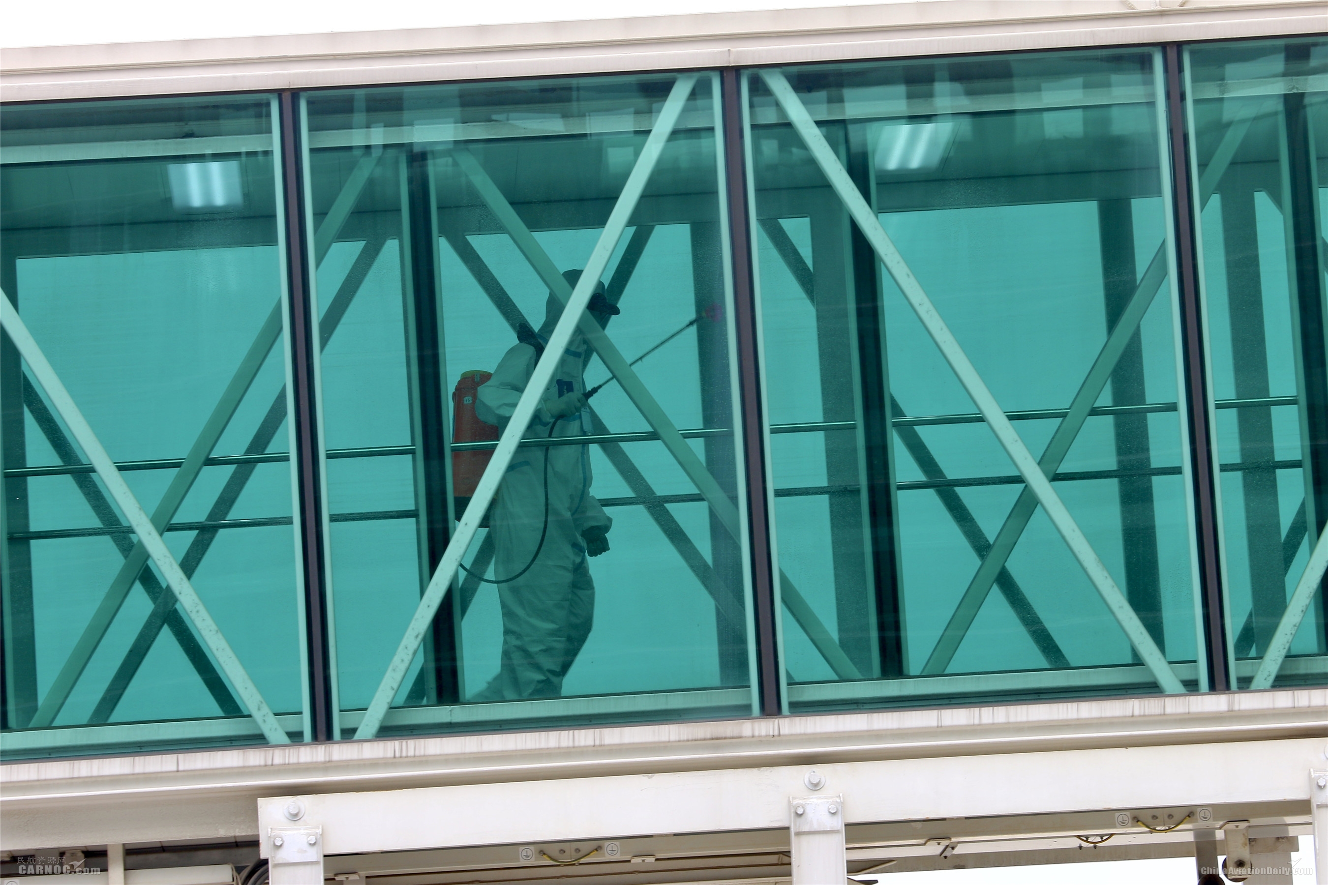 杭州國際空運運價表武漢天河機場今日進行封閉式衛(wèi)生防疫消殺