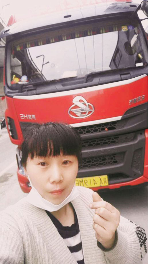 黃麗軍的妻子為乘龍H5比心