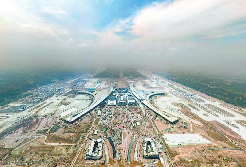 外國領(lǐng)團走進成都天府國際機場 點贊四川發(fā)展?jié)摿? title=