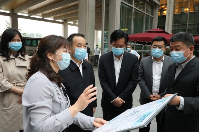 呂爾學(xué)在首都機場專機樓聽取兩會代表團抵離保障流程匯報