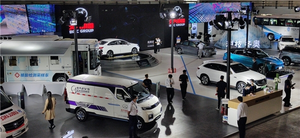 北京科博會C位吸睛 北汽EV5紫外線消毒車斬獲“流量”
-阿曼的空運