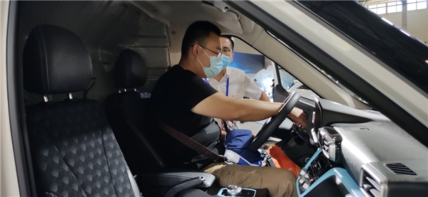 北京科博會C位吸睛 北汽EV5紫外線消毒車斬獲“流量”
-阿曼的空運