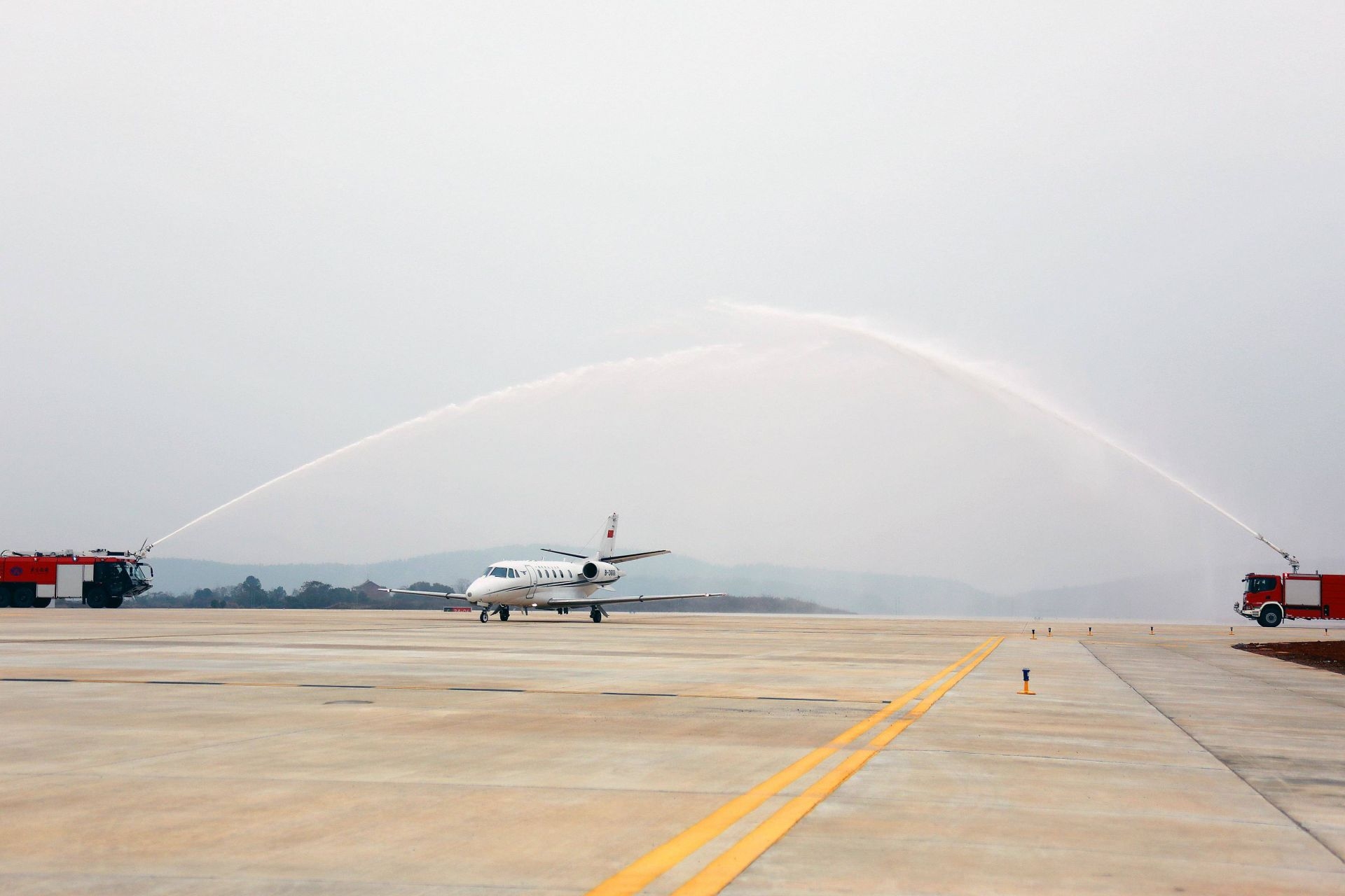 “獎狀C560”校驗飛機平穩(wěn)降落
-中歐鐵路