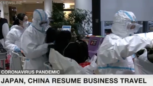 中國乘客赴日穿防護(hù)服坐飛機 日本專家：機艙透風(fēng)，這有點過了